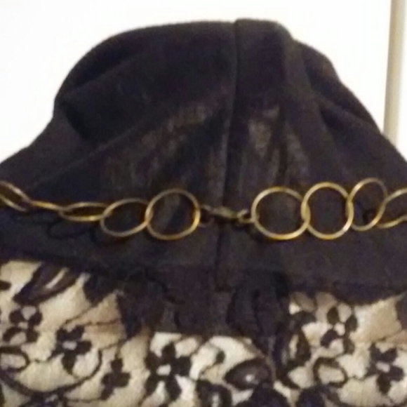 Short Shell Glass Necklace - Picture 2 of 5